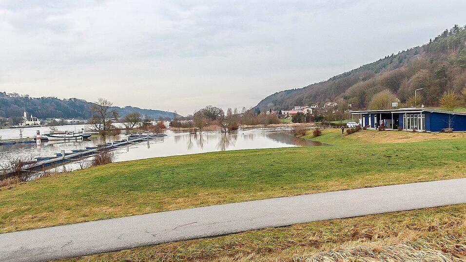 Auch in Vilshofen stieg die Donau &uuml;ber die Ufer.