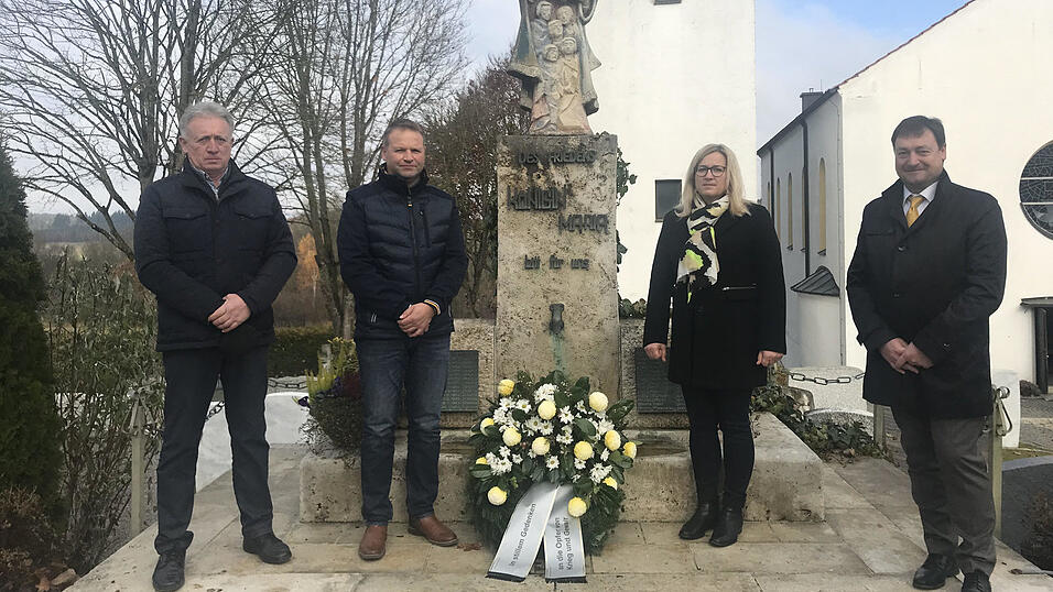 Nach der Gedenkfeier legte Zweite B&uuml;rgermeisterin Christine Brauner mit den Mitgliedern des Gemeinderats am Kriegerdenkmal einen Kranz nieder.