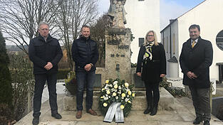 Nach der Gedenkfeier legte Zweite B&uuml;rgermeisterin Christine Brauner mit den Mitgliedern des Gemeinderats am Kriegerdenkmal einen Kranz nieder.