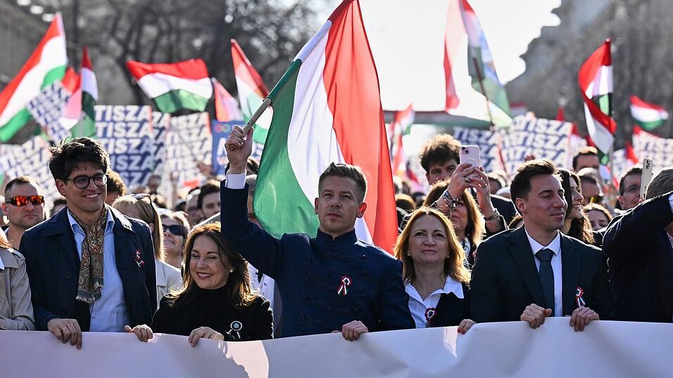Oppositionsf&uuml;hrer Peter Magyar (M.) nimmt an einer Demonstration teil - mehrere Umfragen sehen seine Partei Tisza rund zwei Wochen vor den Wahlen vorn.