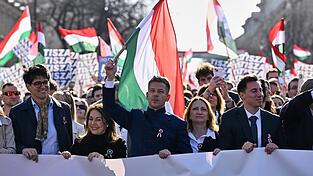 Oppositionsf&uuml;hrer Peter Magyar (M.) nimmt an einer Demonstration teil - mehrere Umfragen sehen seine Partei Tisza rund zwei Wochen vor den Wahlen vorn.
