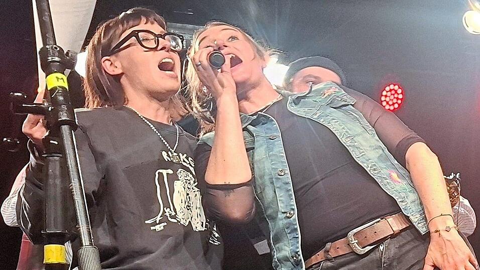 Susi Raith (rechts) singt bei der Party zu ihrem 50. Geburtstag mit ihrer Nachbarin, der Kabarettistin Eva Karl Faltermeier.