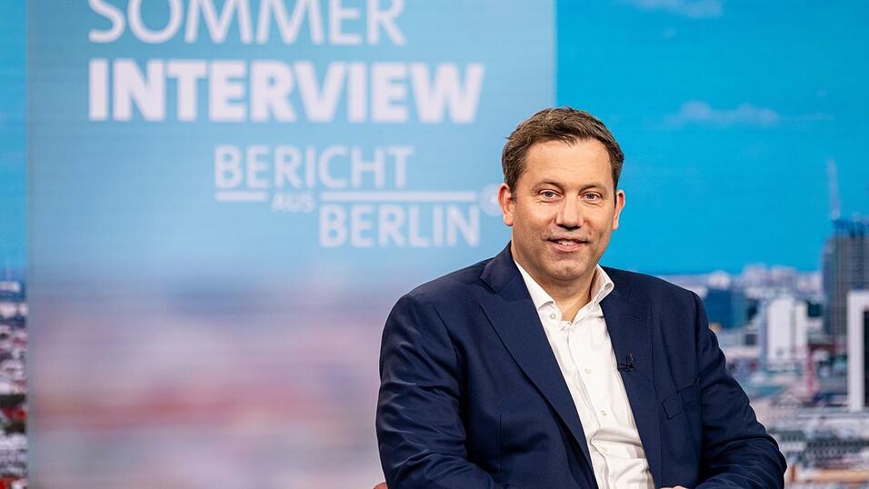 Klingbeil kündigt ab 2028 einen schärferen Sparkurs an. Klingbeil kündigt ab 2028 einen schärferen Sparkurs an.