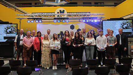 Als Beste des Jahrgangs wurden (v.r) Lennox Lehner, Anton Katerenchuk, Max Altmann, Franziska Wagner, Liane Windholz, Annika Fenske, Amy Bayra, Aliyah Rammelsberger und Valerie Gergela ausgezeichnet. Fotos: Simone Straubinger