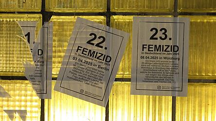In einer Bahnunterführung wurden Zettel mit Schlagzeile von Morden an Frauen angebracht. Die Initiative Femizide Stoppen will damit auf ein strukturelles Problem aufmerksam machen. Frauenmorde sind keine Einzelfälle, sondern haben System.