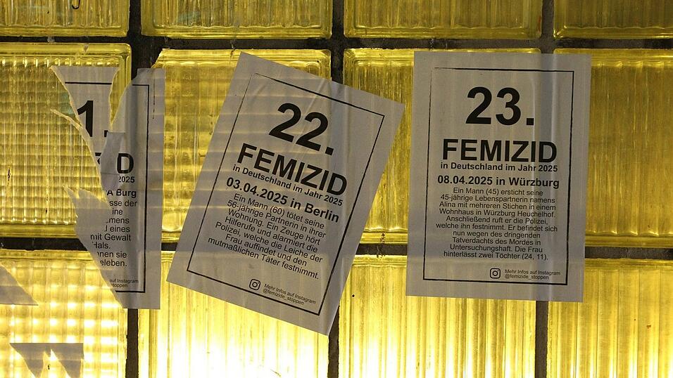 In einer Bahnunterführung wurden Zettel mit Schlagzeile von Morden an Frauen angebracht. Die Initiative Femizide Stoppen will damit auf ein strukturelles Problem aufmerksam machen. Frauenmorde sind keine Einzelfälle, sondern haben System.