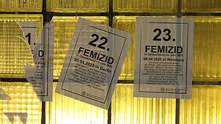 In einer Bahnunterführung wurden Zettel mit Schlagzeile von Morden an Frauen angebracht. Die Initiative Femizide Stoppen will damit auf ein strukturelles Problem aufmerksam machen. Frauenmorde sind keine Einzelfälle, sondern haben System.