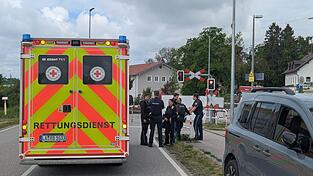 Am Bahnübergang in Bruckberg wurde eine Person vom Zug erfasst. Am Bahnübergang in Bruckberg wurde eine Person vom Zug erfasst.