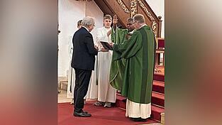 Vor der Abschiedsfeier in der evangelischen Kirche erhielt Jörg Gemkow in der Pfarrkirche Mariä Himmelfahrt den Segen von Pater Pani. Vor der Abschiedsfeier in der evangelischen Kirche erhielt Jörg Gemkow in der Pfarrkirche Mariä Himmelfahrt den Segen von Pater Pani.