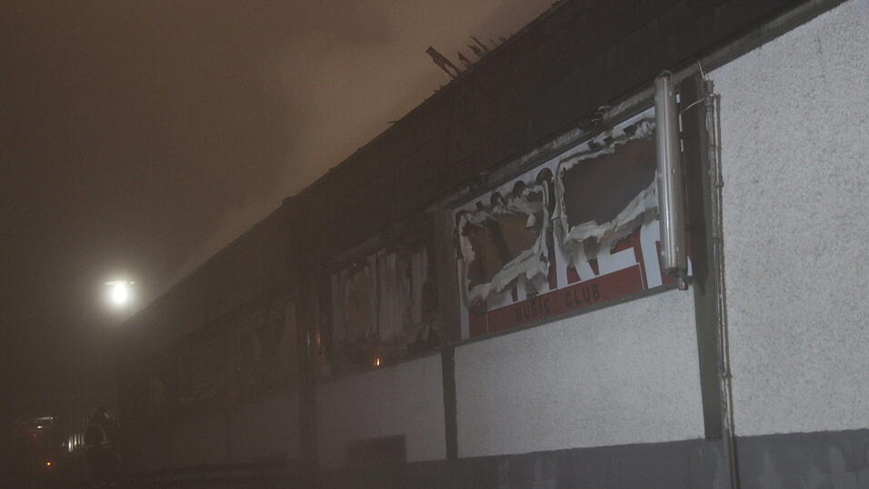Die Kultdisko Penker in Ascha ist am frühen Mittwochmorgen in Flammen aufgegangen. Die Kultdisko Penker in Ascha ist am frühen Mittwochmorgen in Flammen aufgegangen.