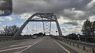 Für den Bau und den Unterhalt der Bundesstraßen in Niederbayern zeichnet das Staatliche Bauamt in Passau verantwortlich. Den Zustand der nördlichen B20-Vorlandbrücke zwischen Reibersdorf und Straubing - im Bild das darauf folgende, über die Donau führende Brückenstück - bezeichnet die Behörde, trotz der vorhandenen Schäden, als 'befriedigend'.