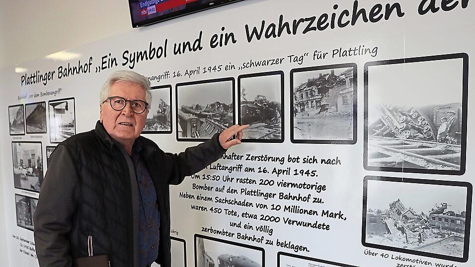 Was alle Schüler lernen sollten: Reinhard Mattioni in der Bahnhofshalle vor der Hinweistafel auf den verheerenden Bombenangriff am 16. April 1945. Was alle Schüler lernen sollten: Reinhard Mattioni in der Bahnhofshalle vor der Hinweistafel auf den verheerenden Bombenangriff am 16. April 1945.