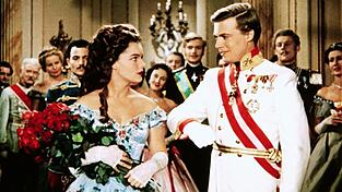 Der &ouml;sterreichische Kaiser Franz Joseph (Karlheinz B&ouml;hm) bittet Sissi (Romy Schneider) um ihre Hand - Szene aus dem Film &laquo;Sissi&raquo;. Der &ouml;sterreichische Film aus dem Jahr 1955 wird am heutigen Heiligabend und am ersten Weihnachtsfeiertag bei RTL ausgestrahlt.
