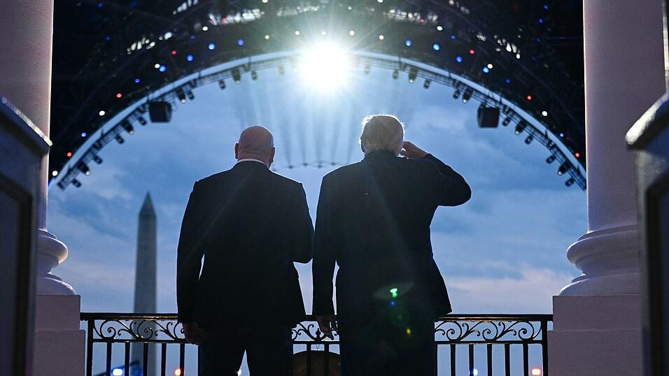 UFC-Boss Dana White und US-Präsident Donald Trump verfolgen den Jet-Überflug Seite an Seite vom Weißen Haus aus. UFC-Boss Dana White und US-Präsident Donald Trump verfolgen den Jet-Überflug Seite an Seite vom Weißen Haus aus.