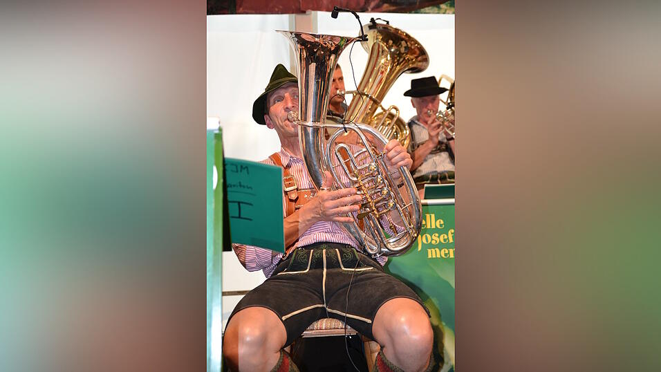 Es herrschte eine gute Atmosphäre im Zelt 7 beim Auftritt der Kapelle Josef Menzl. (Foto: Fabian Roßmann) Es herrschte eine gute Atmosphäre im Zelt 7 beim Auftritt der Kapelle Josef Menzl. (Foto: Fabian Roßmann)