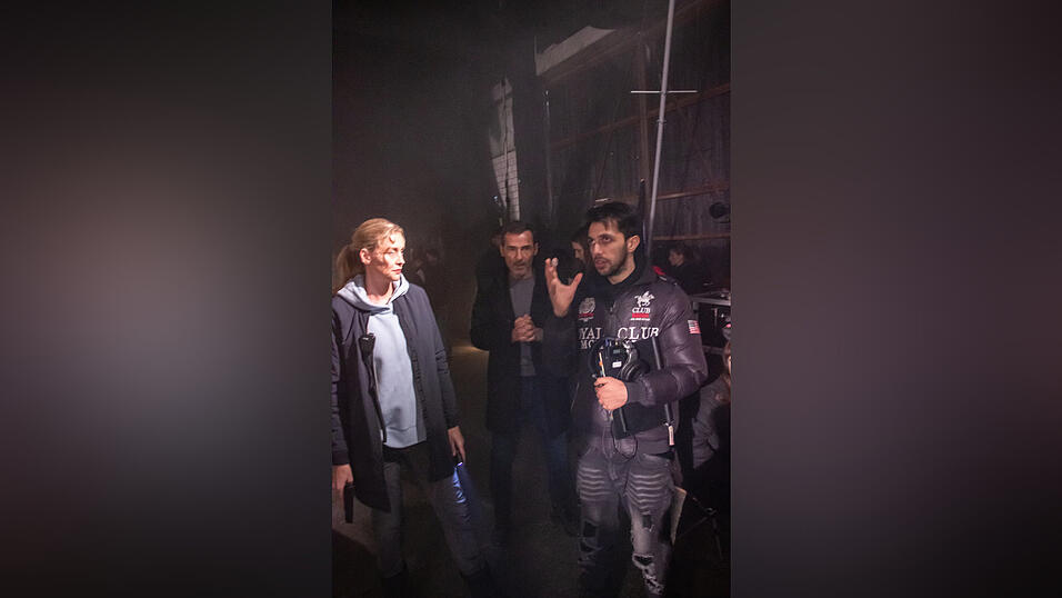 Enrico Saller bespricht mit Erol Sander eine Einstellung, die für das Finale des Films in der Drachenhöhle Furth im Wald gedreht wurde.