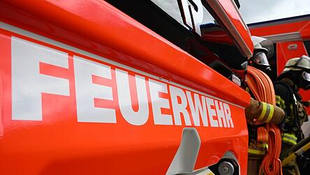 Als der Mann die Werkstatt verlässt, ist die Feuerwehr bereits da. (Symbolbild) Als der Mann die Werkstatt verlässt, ist die Feuerwehr bereits da. (Symbolbild)