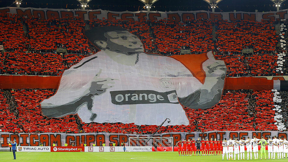 Mai 2016: Der Kameruner Patrick Ekeng (26) bricht kurz nach seiner Einwechslung im Spiel der rumänischen Liga zwischen Dinamo Bukarest und dem FC Viitorul Constanta zusammen und kann nicht wiederbelebt werden. Mai 2016: Der Kameruner Patrick Ekeng (26) bricht kurz nach seiner Einwechslung im Spiel der rumänischen Liga zwischen Dinamo Bukarest und dem FC Viitorul Constanta zusammen und kann nicht wiederbelebt werden.