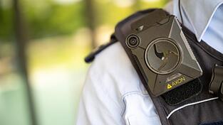Ein Polizist trug w&auml;hrend des Vorfalls, der zur Anklage f&uuml;hrte, eine sogenannte Bodycam. Die Aufnahmen wurden bei der Verhandlung abgespielt.