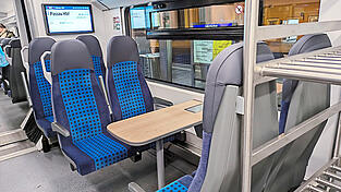 Das Polsterdesign ist den alten Modellen recht ähnlich. Neuerdings hängen aber überall Monitore für die Anzeigen.