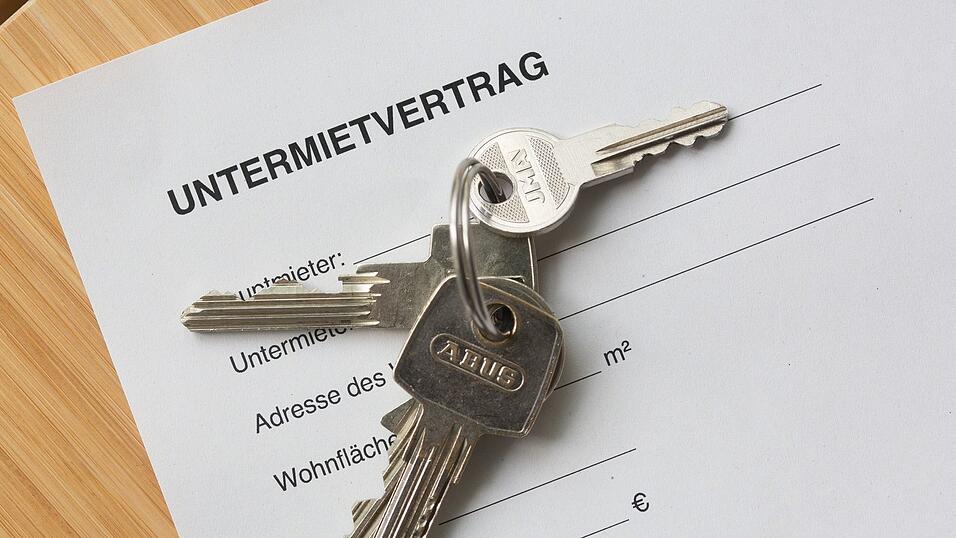 Der BGH hat sich mit der Frage befasst, ob ein Vermieter einen Wohnraummietvertrag kündigen darf, wenn der Mieter die Wohnung gewinnbringend untervermietet. (Symbolbild) Der BGH hat sich mit der Frage befasst, ob ein Vermieter einen Wohnraummietvertrag kündigen darf, wenn der Mieter die Wohnung gewinnbringend untervermietet. (Symbolbild)