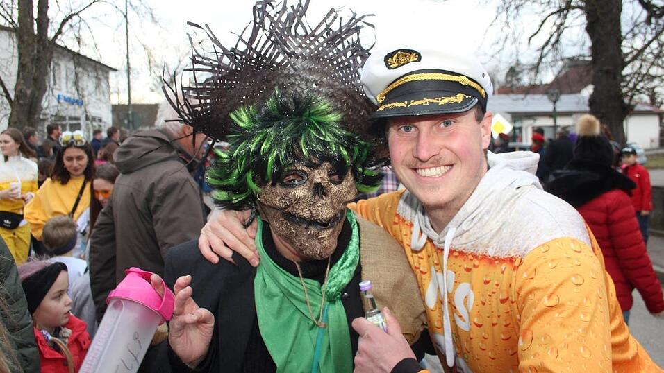 Viele Faschings-Fans haben sich am Samstag den Umzug in Langenbach angesehen. Viele Faschings-Fans haben sich am Samstag den Umzug in Langenbach angesehen.