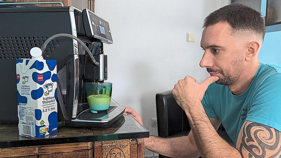 Egon 'Gery' Luc&aacute;cs h&ouml;rt erstmal genau auf die Ger&auml;usche einer Kaffeemaschine - und wei&szlig; dann oft schon, wo der Defekt liegen k&ouml;nnte.