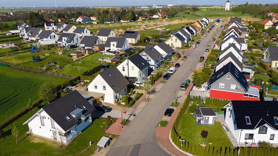 Ist für eine Mehrheit der Deutschen der Wohntraum: das freistehende Einfamilienhaus. (Symbolbild) Ist für eine Mehrheit der Deutschen der Wohntraum: das freistehende Einfamilienhaus. (Symbolbild)