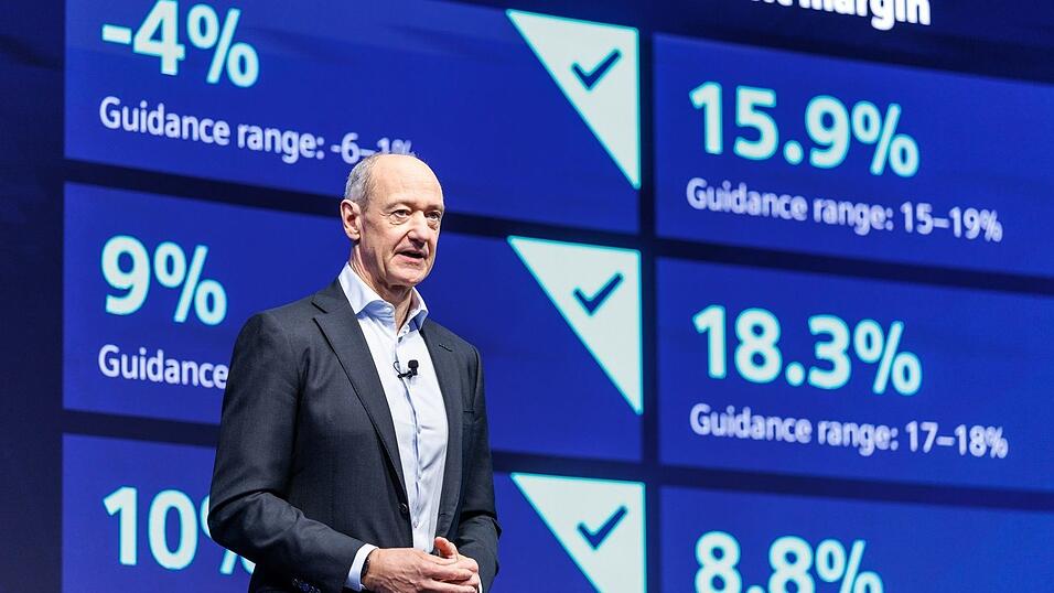 Siemens hat unter Konzernchef Roland Busch das dritte Jahr in Folge mit einem Rekordgewinn beendet. Siemens hat unter Konzernchef Roland Busch das dritte Jahr in Folge mit einem Rekordgewinn beendet.