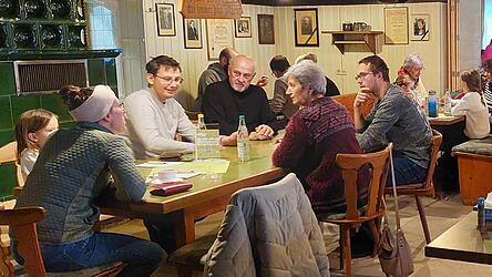 Die Teilnehmer des Generationen-Spiele-Caf&eacute;s