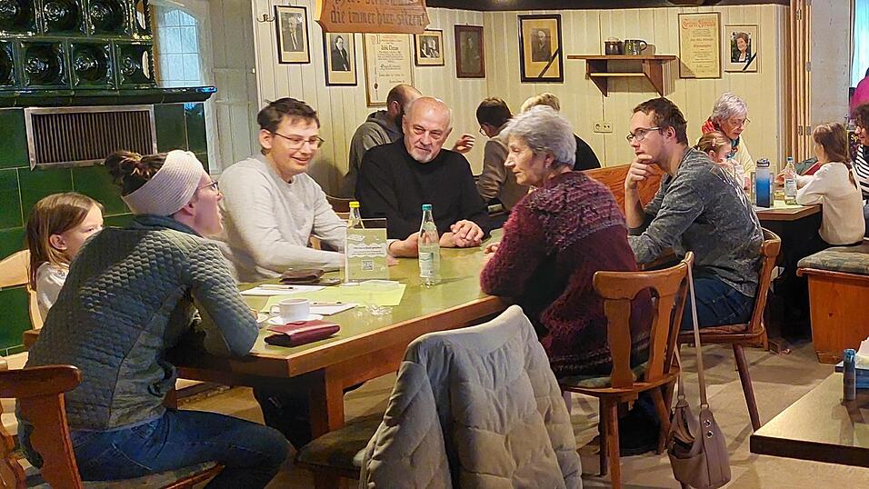 Die Teilnehmer des Generationen-Spiele-Caf&eacute;s