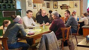 Die Teilnehmer des Generationen-Spiele-Caf&eacute;s