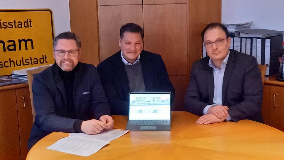 MdL Gerhard Hopp (CSU), Investor Matthias Hiegl und Bürgermeister Martin Stoiber (von links) sehen in dem geplanten Bau eine „Win-Win-Situation“. MdL Gerhard Hopp (CSU), Investor Matthias Hiegl und Bürgermeister Martin Stoiber (von links) sehen in dem geplanten Bau eine „Win-Win-Situation“.