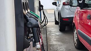 Jeder Autofahrer merkt es: Tanken wird immer teurer. (Symbolbild)
