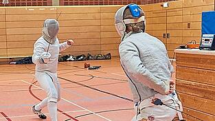 En garde! Zwei Fechter stehen hier im Wettkampf in der Dreifachturnhalle Furth im Wald. En garde! Zwei Fechter stehen hier im Wettkampf in der Dreifachturnhalle Furth im Wald.