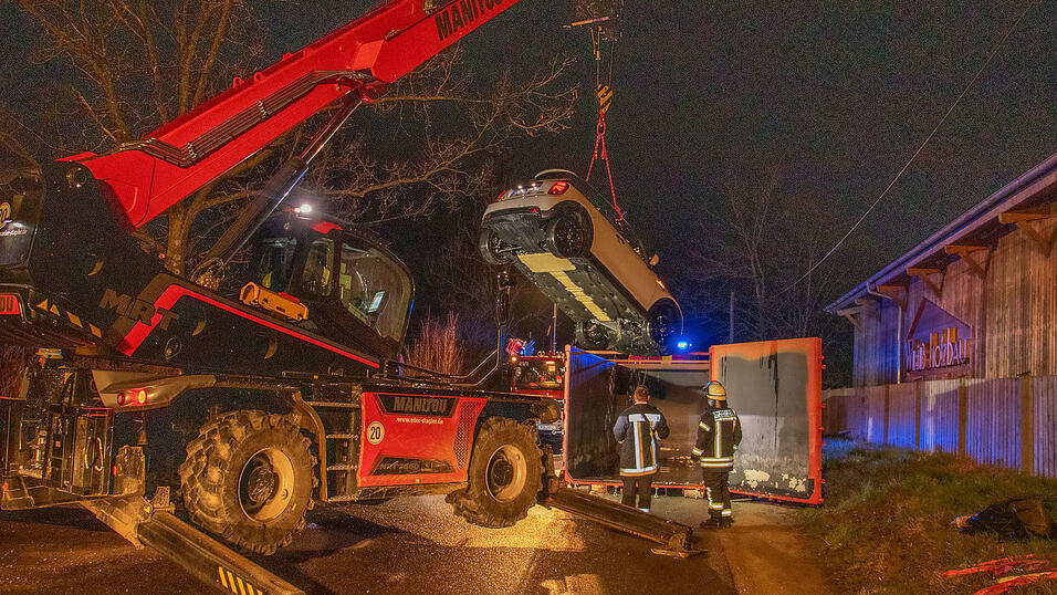 Ein Mini landete im Plattlinger Mühlbach, der Fahrer konnte sich jedoch unverletzt befreien.