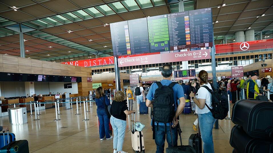 Passagiere müssen am Flughafen BER Geduld mitbringen. Passagiere müssen am Flughafen BER Geduld mitbringen.
