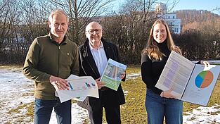 V&ouml;F-Gesch&auml;ftsf&uuml;hrer Klaus Amann, Landrat Martin Neumeyer und Leader-Managerin Anne-Katharina Mahle (v. l.) pr&auml;sentierten die Leader-Bilanz.