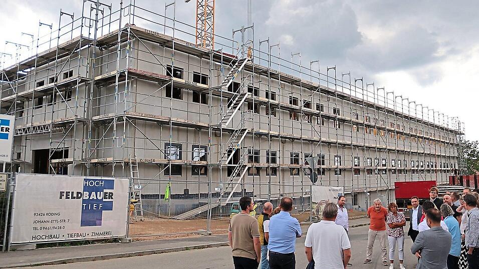 Bei der Rundfahrt staunen die Stadträte über die Dimension des Ärztehauses, das die Baufirma Feldbauer derzeit an der Arnulfstraße errichtet. Es beherbergt künftig zwei der vier Säulen des Gesundheitscampus, der anstelle des Krankenhauses entsteht. Bei der Rundfahrt staunen die Stadträte über die Dimension des Ärztehauses, das die Baufirma Feldbauer derzeit an der Arnulfstraße errichtet. Es beherbergt künftig zwei der vier Säulen des Gesundheitscampus, der anstelle des Krankenhauses entsteht.