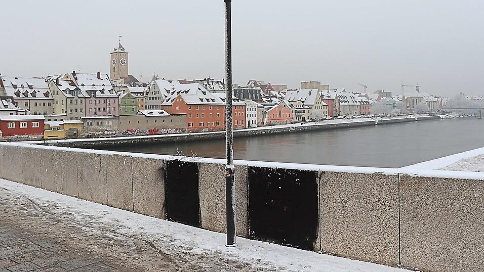 Mitte Januar soll ein Regensburger die Steinerne Br&uuml;cke mit schwarzem Lack bespr&uuml;ht haben. Gegen ihn wird derzeit wegen mehrerer Delikte ermittelt.