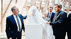 Zuletzt gab es vor drei Jahren Zuwachs in der Walhalla: Damals enthüllten Wirtschaftsminister Hubert Aiwanger (l.) und Markus Söder (r.) die Büste des Physikers und Nobelpreisträgers Max Planck.