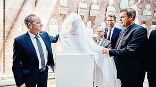 Zuletzt gab es vor drei Jahren Zuwachs in der Walhalla: Damals enthüllten Wirtschaftsminister Hubert Aiwanger (l.) und Markus Söder (r.) die Büste des Physikers und Nobelpreisträgers Max Planck.