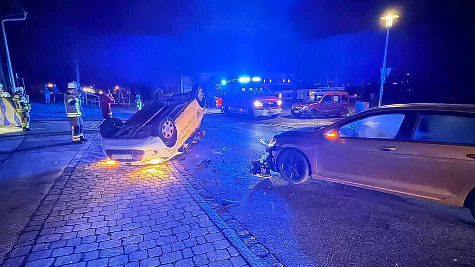 Ein Fahrzeug landet nach dem Zusammensto&szlig; in Vilzing auf dem Dach.