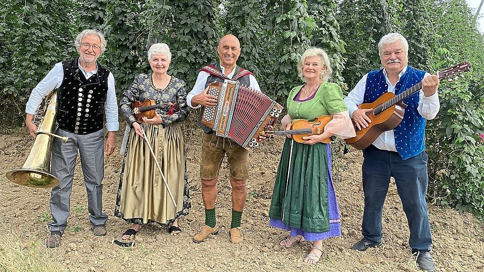 Die Musikanten der Auer Geigenmusi feiern heuer zusammen „105-Jähriges“ - eine Jubiläumsfeier gibt es dazu, so wie es sich für die Geigenmusi gehört. Die Musikanten der Auer Geigenmusi feiern heuer zusammen „105-Jähriges“ - eine Jubiläumsfeier gibt es dazu, so wie es sich für die Geigenmusi gehört.