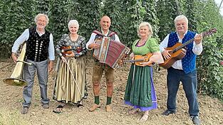 Die Musikanten der Auer Geigenmusi feiern heuer zusammen „105-Jähriges“ - eine Jubiläumsfeier gibt es dazu, so wie es sich für die Geigenmusi gehört. Die Musikanten der Auer Geigenmusi feiern heuer zusammen „105-Jähriges“ - eine Jubiläumsfeier gibt es dazu, so wie es sich für die Geigenmusi gehört.