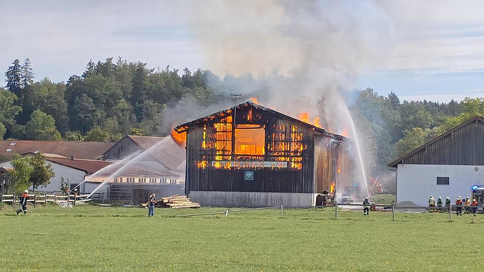 Auf einem landwirtschaftlichen Anwesen bei Vilsbiburg ist am Sonntag ein Feuer ausgebrochen. Auf einem landwirtschaftlichen Anwesen bei Vilsbiburg ist am Sonntag ein Feuer ausgebrochen.