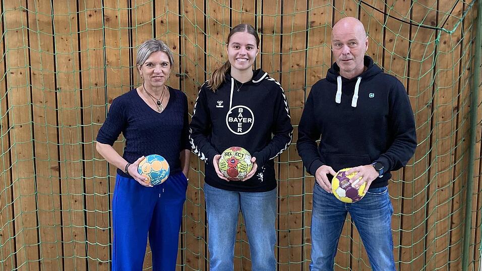 Schulleiter Rudi Zell und seine Stellvertreterin Sandra Wagner gratulieren ihrer ehemaligen Schülerin, Luise Gruber, zu ihren sportlichen Erfolgen. Schulleiter Rudi Zell und seine Stellvertreterin Sandra Wagner gratulieren ihrer ehemaligen Schülerin, Luise Gruber, zu ihren sportlichen Erfolgen.
