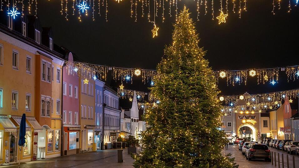 Auf dem Marienplatz in Dingolfing steht ein beleuchteter Weihnachtsbaum. Wegen mutmaßlicher Anschlagspläne auf einen Weihnachtsmarkt im Raum Dingolfing sind fünf Männer festgenommen worden. Noch ist unbekannt, um welchen Markt es sich handelt. Auf dem Marienplatz in Dingolfing steht ein beleuchteter Weihnachtsbaum. Wegen mutmaßlicher Anschlagspläne auf einen Weihnachtsmarkt im Raum Dingolfing sind fünf Männer festgenommen worden. Noch ist unbekannt, um welchen Markt es sich handelt.