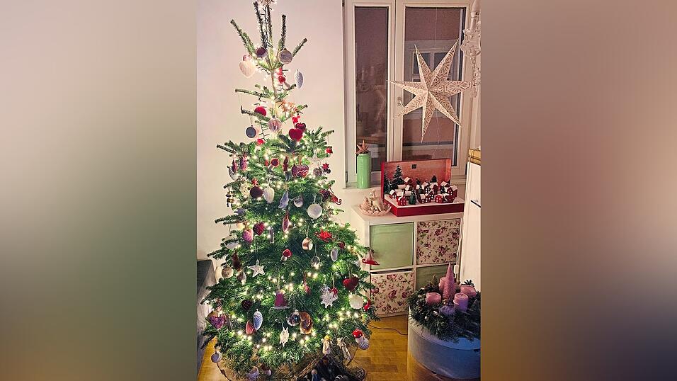 'Unser Baum ist gemischt geschm&uuml;ckt, aber am liebsten in Rot mit Wei&szlig; oder in Naturfarben', schreibt Barabara Luginger uns.