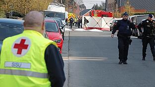 Einsatzkr&auml;fte sichern den Ungl&uuml;cksort Str&eacute;py-Bracquegnies bei La Louvi&egrave;re ab.